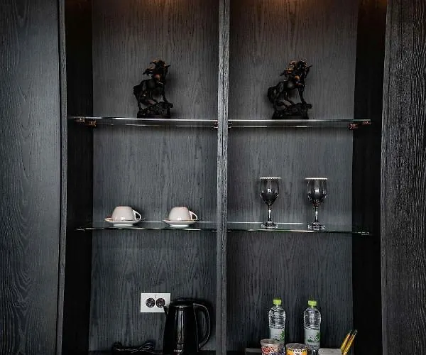 Louis Hamilton West 2* Busan
