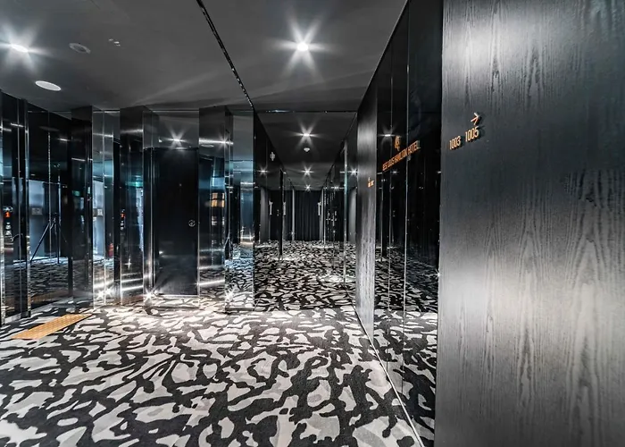 Louis Hamilton West Hotel 2*