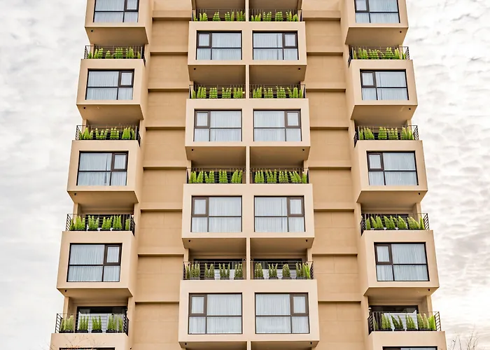 Louis Hamilton West 2* Pusan