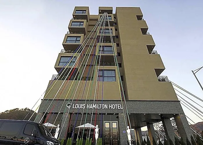 Louis Hamilton West 2* Busan