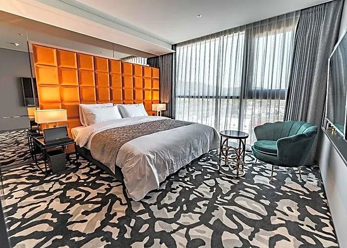 Louis Hamilton West Hotel